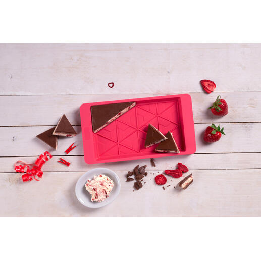 Soepsiliconenvorm in de vorm van chocolade met harten en aardbeien.