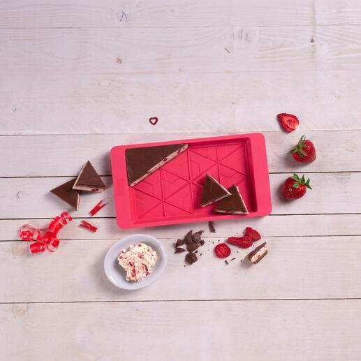 Soepsiliconenvorm in de vorm van chocolade met harten en aardbeien.