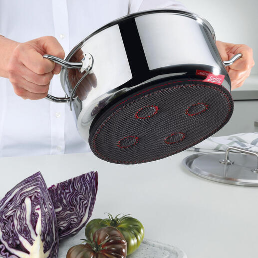Hand die een magnetische onderzetter onder een kookpan houdt.
