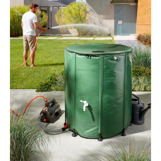 Opvouwbare regenton van 500 liter in een tuin voor wateropslag.
