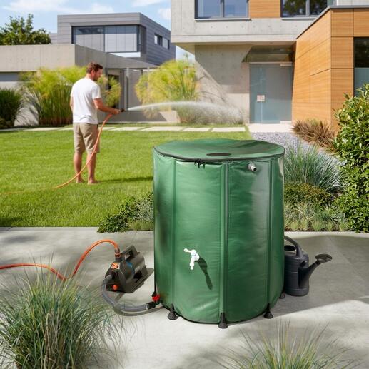 Opvouwbare regenton van 500 liter in een tuin voor wateropslag.