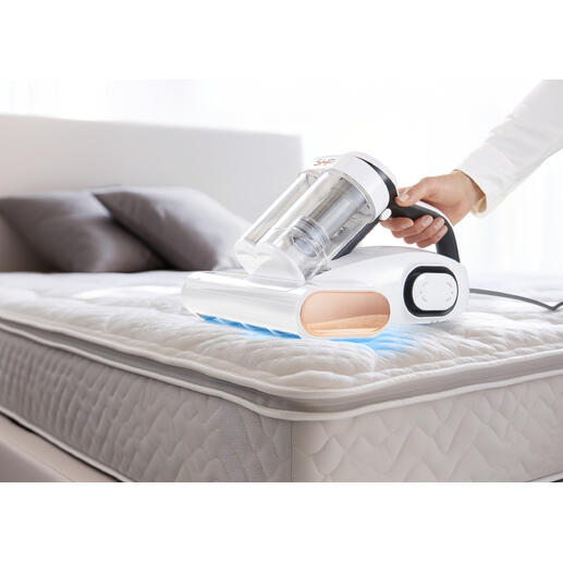 UV-C hygiëne stofzuiger wordt op een matras gebruikt