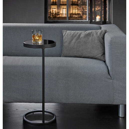 Mini-side table met een glas op de tafel.