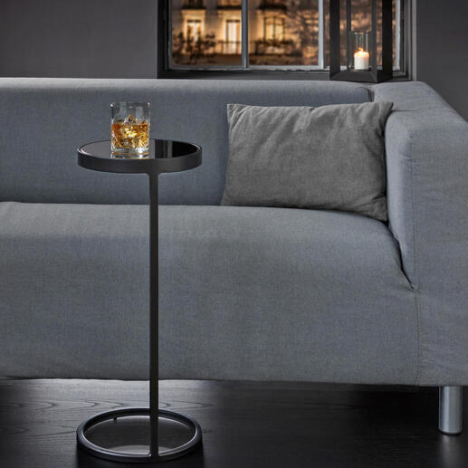 Mini-side table met een glas op de tafel.