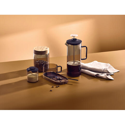 Mondgeblazen French-Press van 600 ml, koffiebonen en glazen op een tafel.