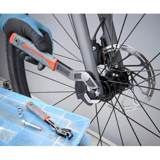 Snelspan sleutel wordt gebruikt voor het onderhouden van een fietsremmechanisme.