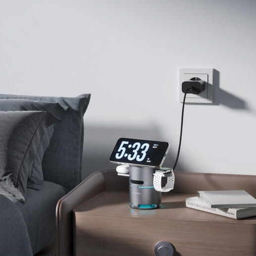 Qi2 oplader met smartphone op een nachtkastje.