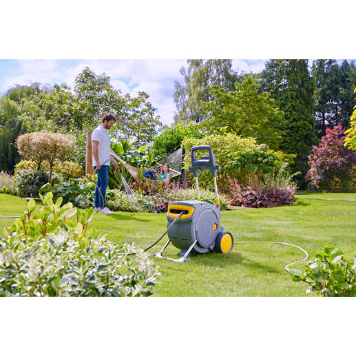 Man giet water met een slang uit een gesloten slangwagen