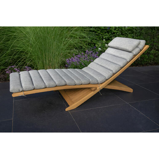 Premium houten ligstoel met grijze kussen in de tuin.