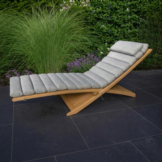 Premium houten ligstoel met grijze kussen in de tuin.
