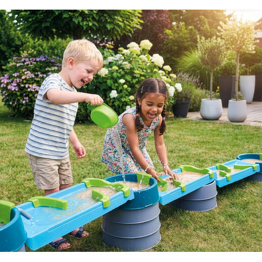 Twee kinderen spelen met een modulaire water- en modderbaan in de tuin.