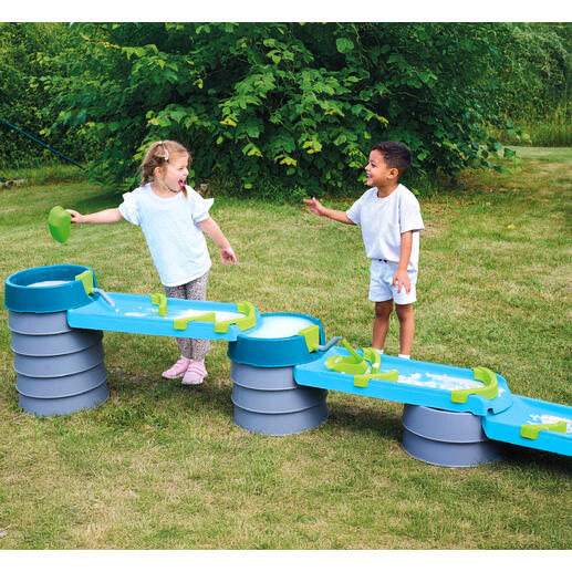Twee kinderen lachen en spelen bij de water- en modderbaan.