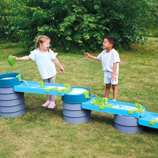 Twee kinderen lachen en spelen bij de water- en modderbaan.