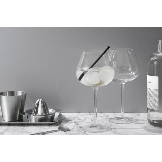 Twee elegante glazen gin glazen op een marmeren ondergrond