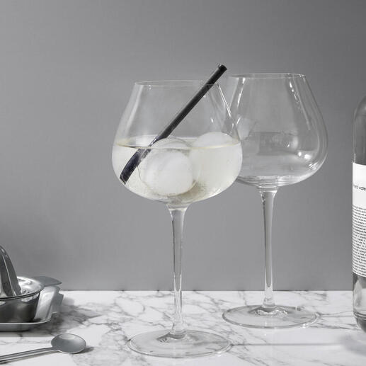 Twee elegante glazen gin glazen op een marmeren ondergrond