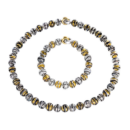 Collier of Bracelet van Muranoglaskralen Venetiaanse pracht: glanzend goud en zilver, ingesloten in luxueuze kralen van Muranoglas.