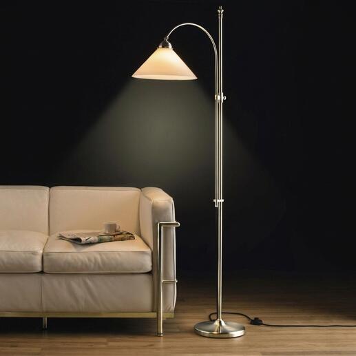 Berliner messing vloerlamp met lampenkap op een houten vloer naast een bank