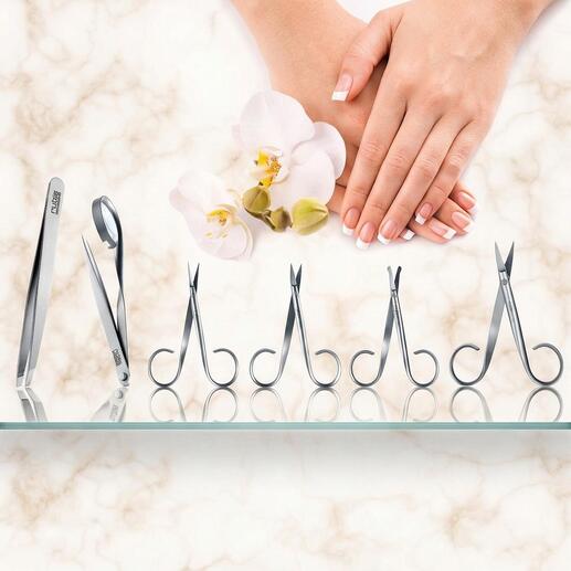 Manicure set met verschillende tools op een elegante achtergrond.