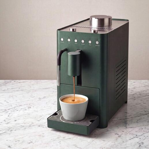 Design koffiezetapparaat Chipperfield Edition in groen, gevuld met koffie in een kopje.