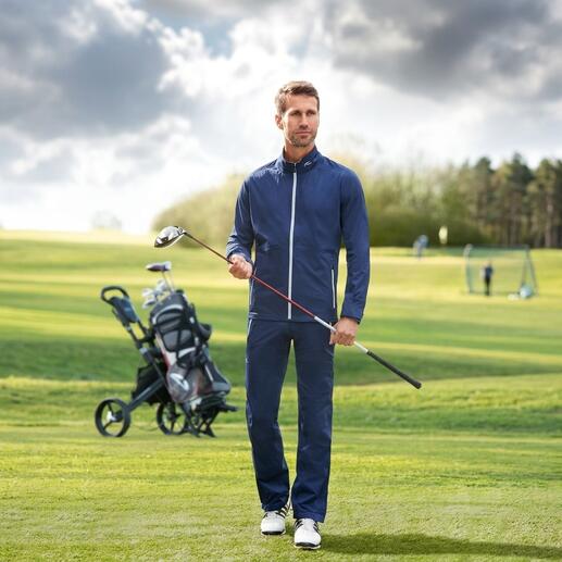 Man in KJUS functionele kleding staat op de golfbaan.