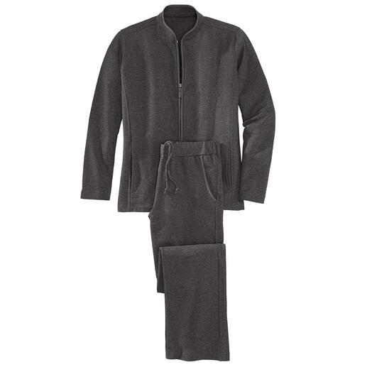 Grijs loungewear-pak, bestaande uit een jack en broek, op een witte achtergrond.