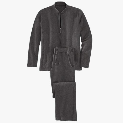 Grijs loungewear-pak, bestaande uit een jack en broek, op een witte achtergrond.