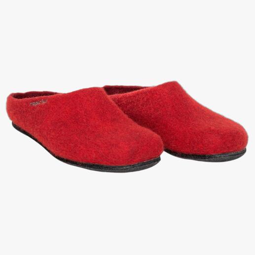 Twee rode vilten slippers, vooraanzicht op een witte achtergrond.