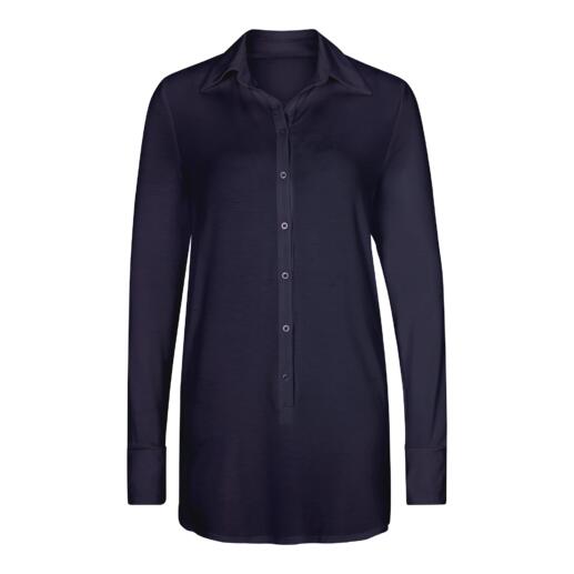 Lange Tencel®-blouse Ontdek onze lange blouse van unieke Tencel®-jersey. Zo comfortabel als een shirt, zo elegant als een blouse.