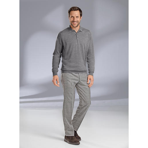 John Smedley 30-gauge-polo met lange mouwen, grijs Man in grijs John Smedley 30-Gauge langarm polo met gestreepte broek
