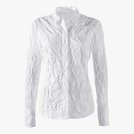 Batist-bloes met borduursels Alstublieft nooit strijken. De klassieke witte blouse van fraaie batist, rondom bestikt.