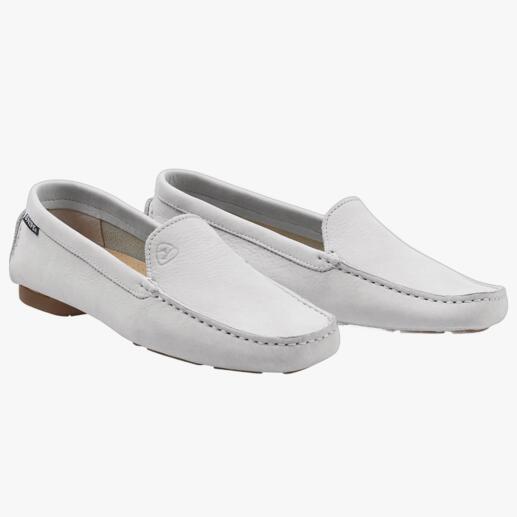 Twee paar witte leren loafers voor dames, een paar wordt van voren getoond.