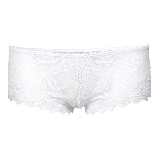 Witte boxershort met kant en elastische tailleband op een witte achtergrond
