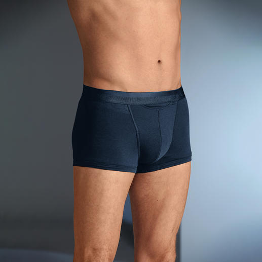 HOM Panty H01 in Navy, gedragen door een man.