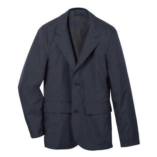 Business regenjas in het blauw, op een witte achtergrond.