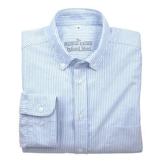 Lichtblauw-wit gestreept shirt, opgevouwen, met een knoopkraag.