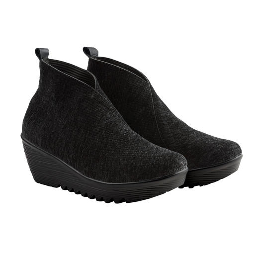 Twee zwarte fluwelen wedges naast elkaar, stijlvolle en modieuze ontwerp.