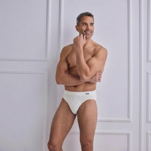 Man in witte Cult slip in gespierde pose.