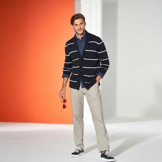 Man in maritieme cardigan met strepen, casual gekleed.