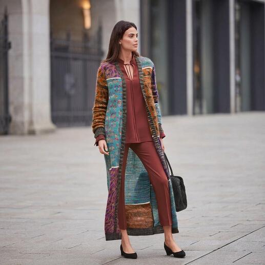 Vrouw in een kleurrijke M Missoni Mohair-maxijurk in een stedelijke omgeving.
