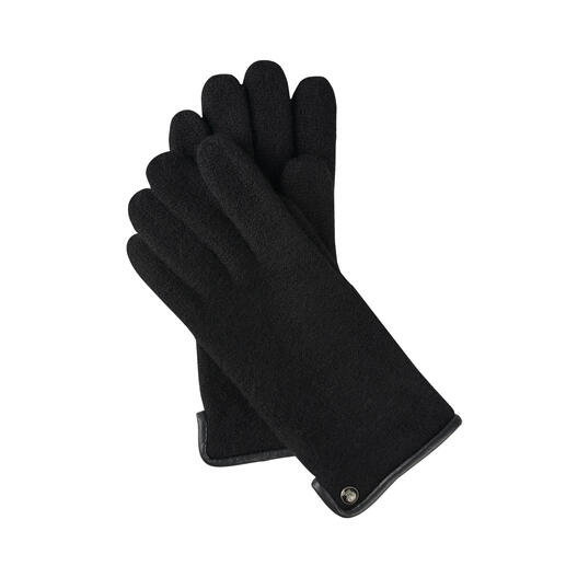 Zwarte wandelhandschoenen met aangename textuur in de hand gehouden.