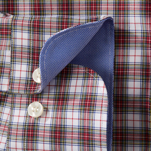 Close-up van de kraag van een rood-wit geblokt shirt.