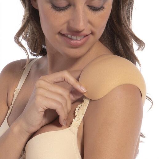 MAGIC® Bodyfashion schouderpads, paar, in de hand van een vrouw.