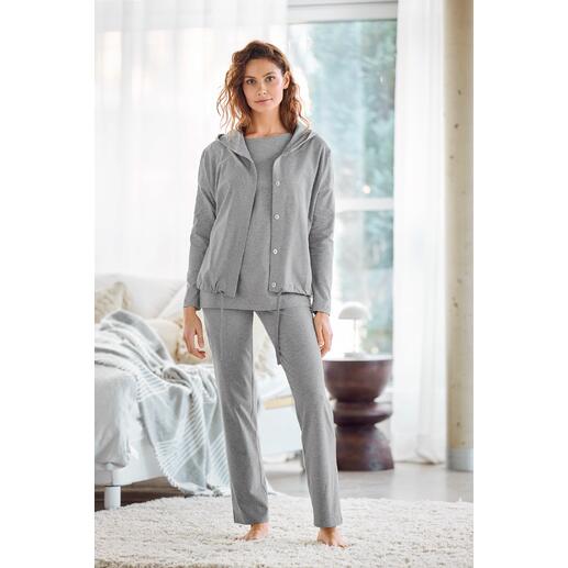 Cornelie Weiss hoody, shirt met ¾-mouwen of sweatpants Hoody, shirt met ¾-mouwen en sweatpants in casual, clean chic-stijl. Van Cornelie Weiss, Düsseldorf.