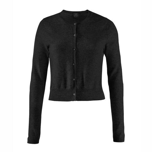 Zwarte korte cardigan op een witte achtergrond.