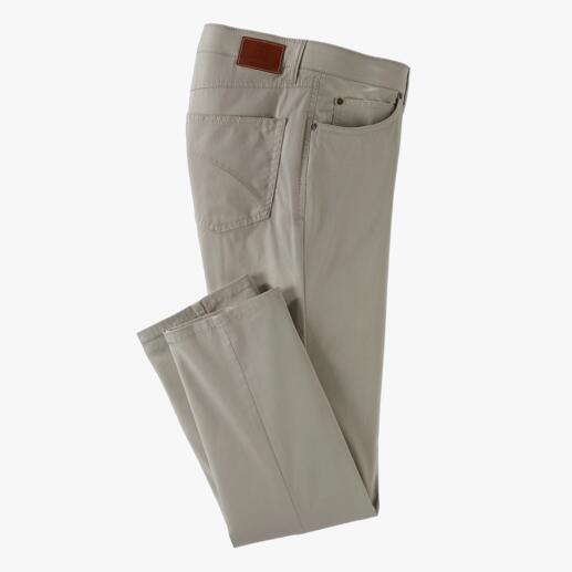 Beige Coolmax® zomer-vijfzakkenbroek, netjes opgevouwen.