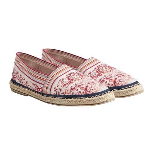 Twee Ivko gebreide espadrilles met rood patroon op een witte achtergrond.