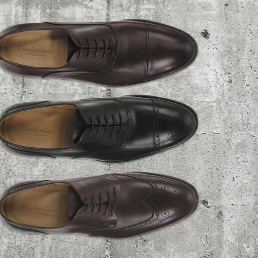 Drie Cordwainer business schoenen in verschillende bruintinten naast elkaar op een stenen oppervlak.