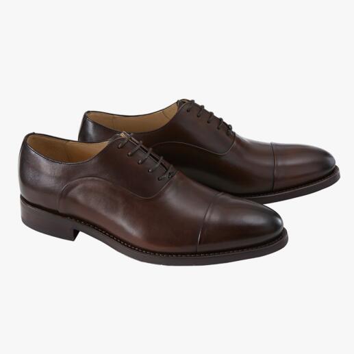 Twee bruine Cordwainer business schoenen met veters, vooraanzicht.