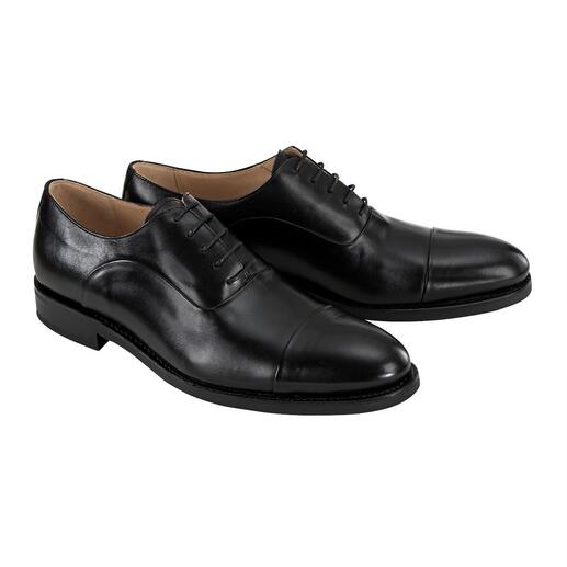 Twee zwarte Cordwainer business schoenen met veters, vooraanzicht.