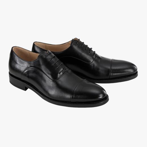 Twee zwarte Cordwainer business schoenen met veters, vooraanzicht.
